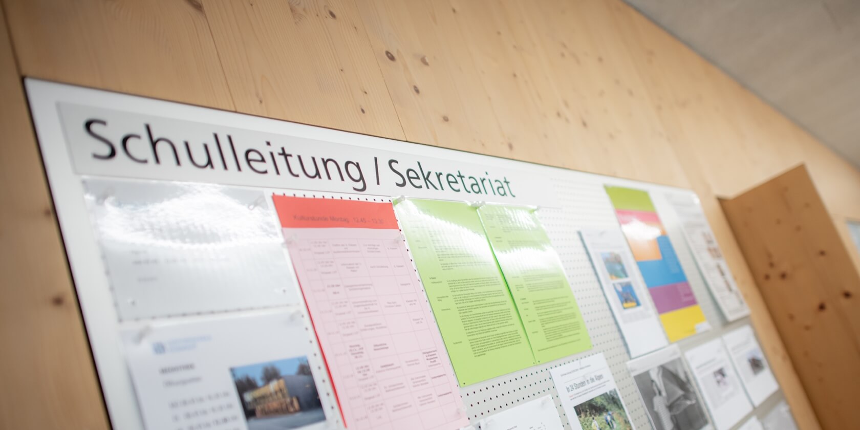 Informationstafel der Schulleitung uns des Sekretariats