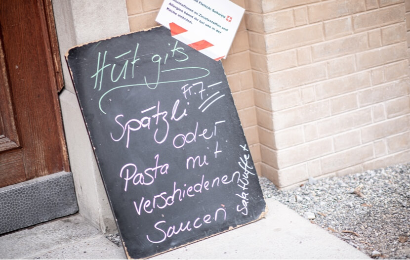 Mittagstisch Menüplan vor dem Eingang der Kantine