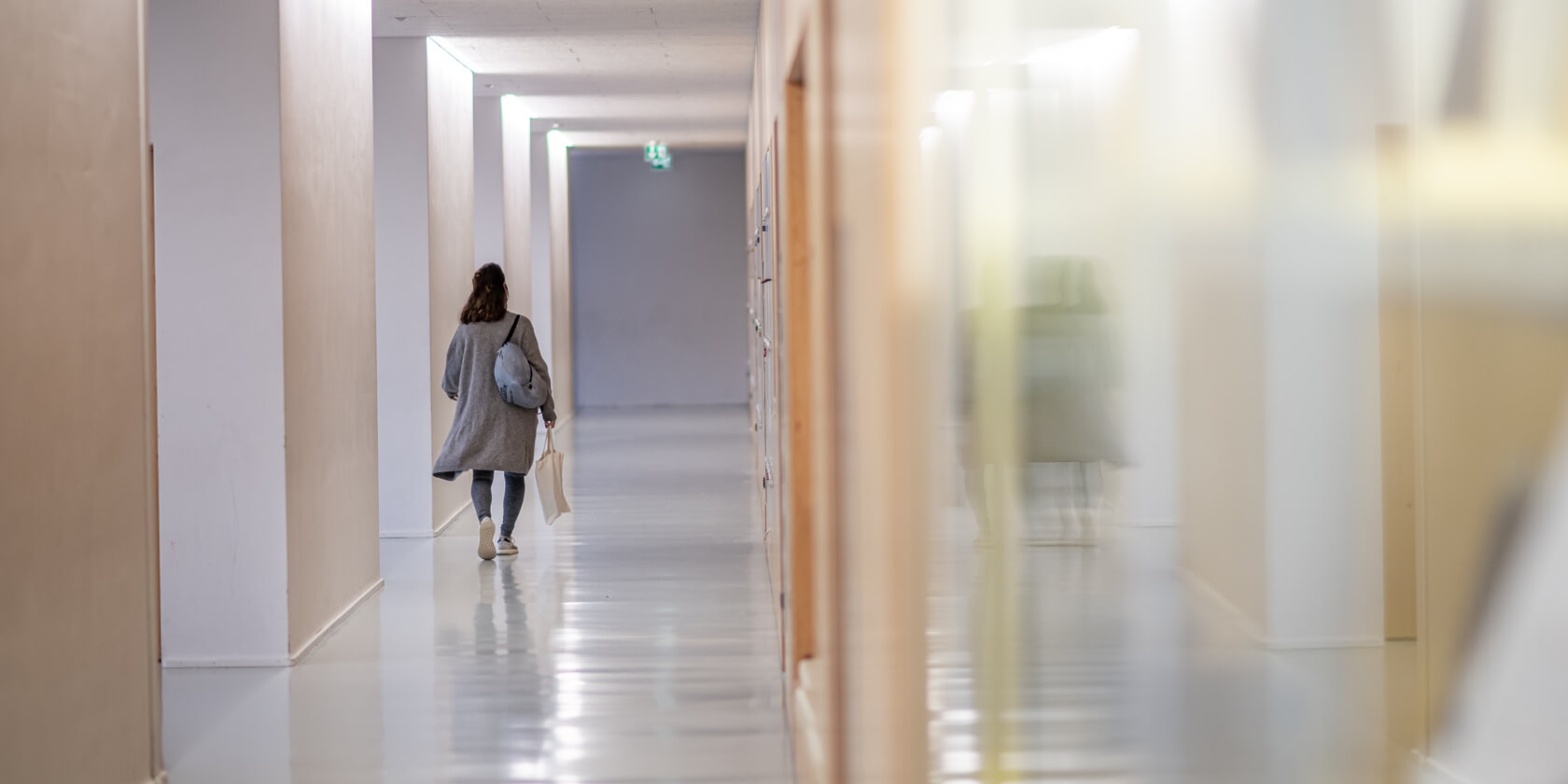 Schülerin in Flur des Schulgebäudes