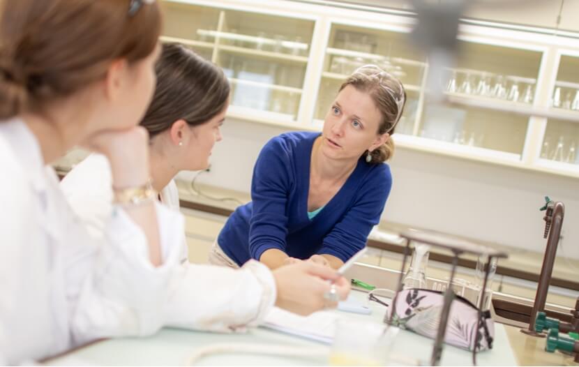 Schülerinnen mit Lehrperson in Labor