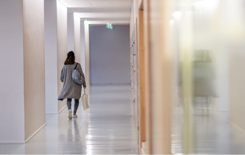 Schülerin in Flur des Schulgebäudes