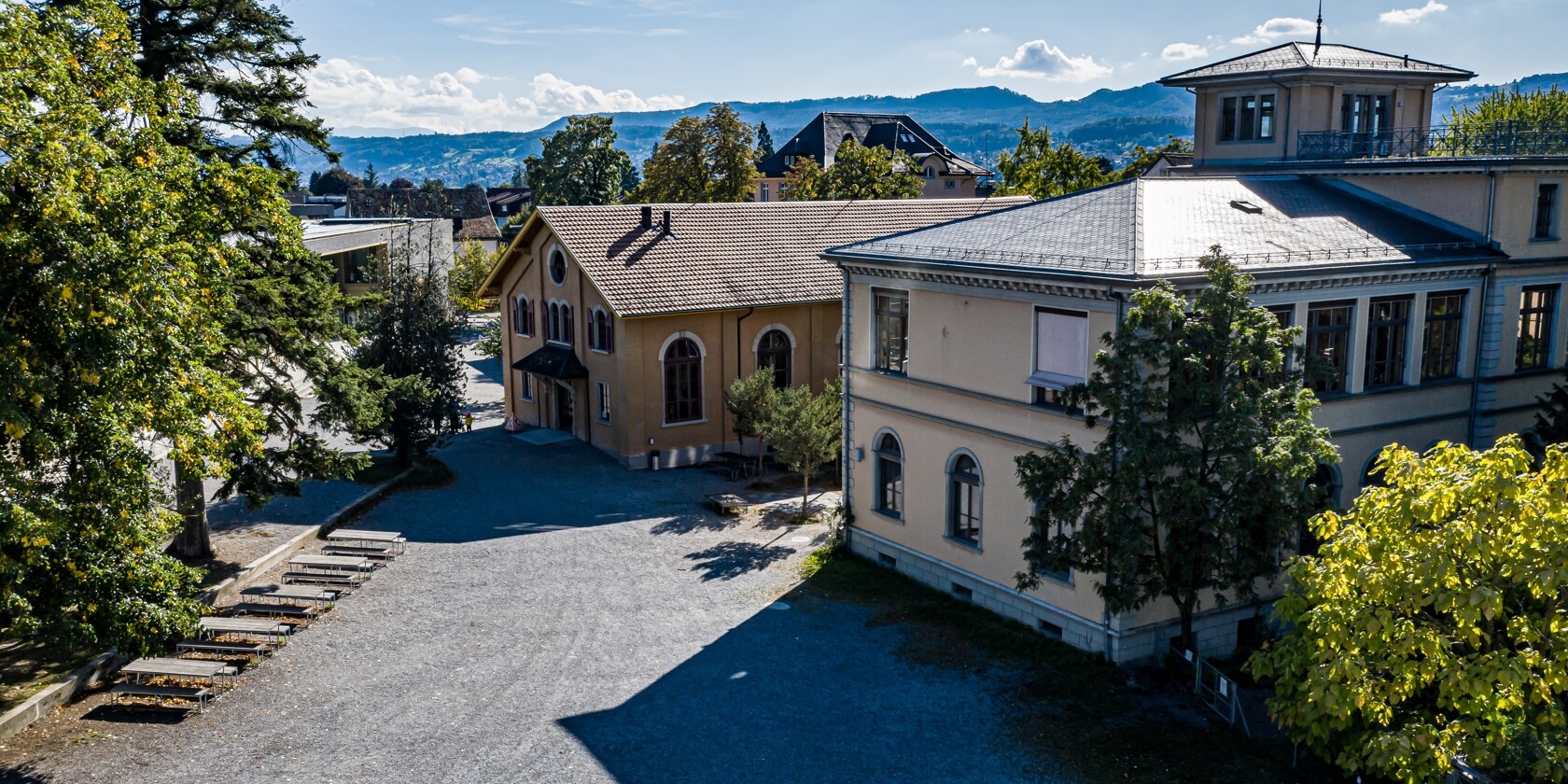 Drohnenaufnahme des Schulhofs