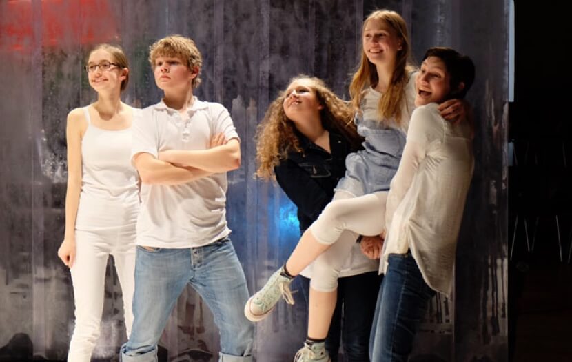 Theatergruppe während eines Auftrittes